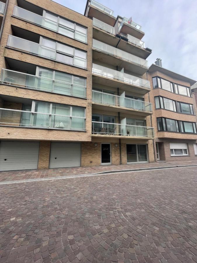 Апартаменты Penthousestudio Gaudi Met Zonneterras En Zicht Op Zee Ньивпорт Экстерьер фото
